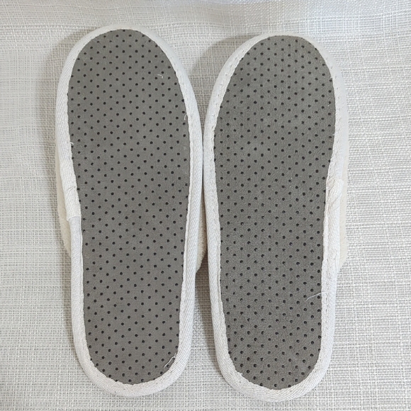 New Wynn Resorts Las Vegas Cream Slippers with Embroidered Logo Size 6/7 Small - Picture 5 of 6